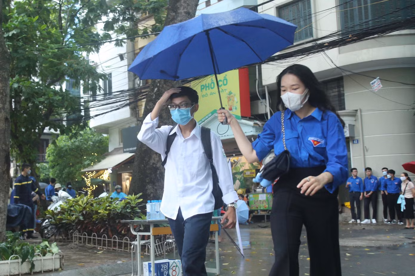Các tình nguyện viên ở đây đến từ các trường ĐH Luật và ĐH Thủy Lợi.