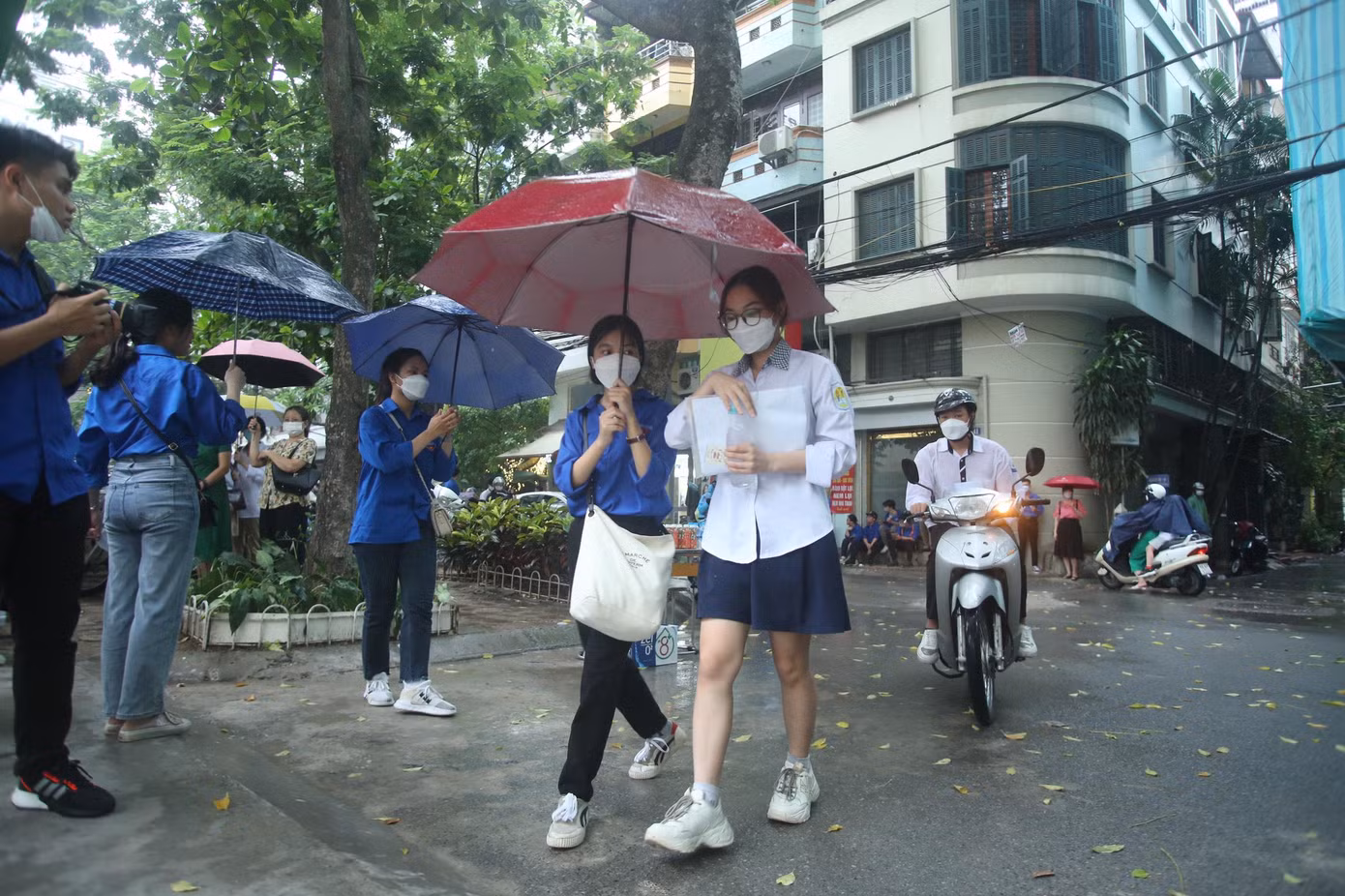 Càng đến gần giờ tập trung, giờ làm bài thi, mưa không ngớt nhưng các đoàn viên thanh niên vẫn nhiệt tình giúp các sĩ tử.