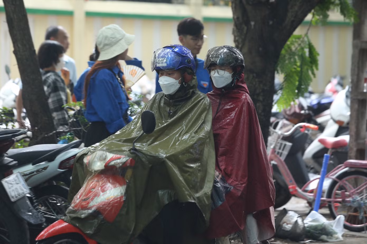 Học sinh và phụ huynh đều phải trang bị áo mưa, ô... để đến địa điểm thi, tuy nhiên chỉ có thể đến cổng.