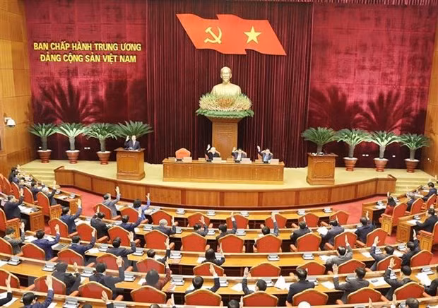 Các đại biểu biểu quyết thông qua chương trình hội nghị (ảnh: TTXVN).