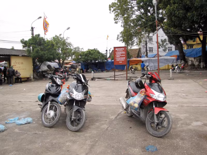 Bốn chiếc xe dựng cùng nhau đã bị kẻ gian lấy mất chiếc SH. Ảnh: Tuấn Nguyễn