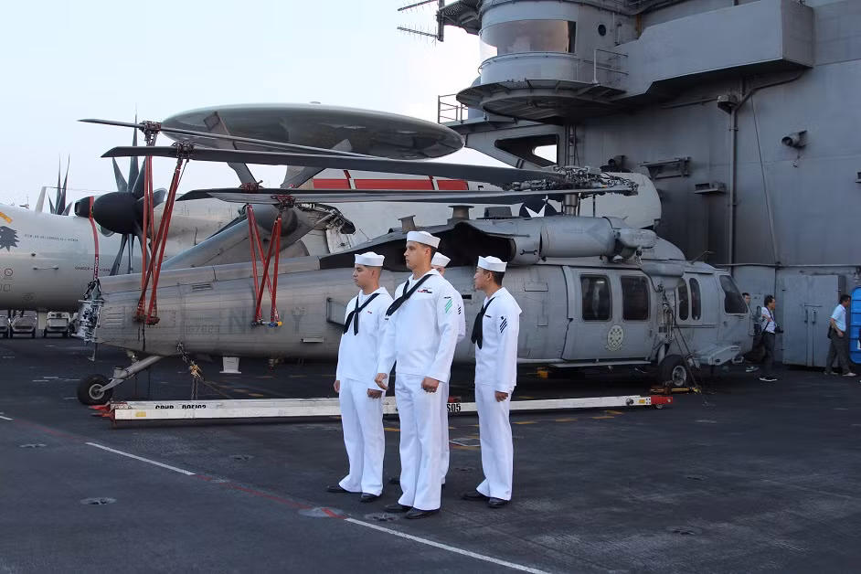 Cận cảnh kho vũ khí 'khủng' trên tàu sân bay USS Carl Vinson ở Đà Nẵng ảnh 1