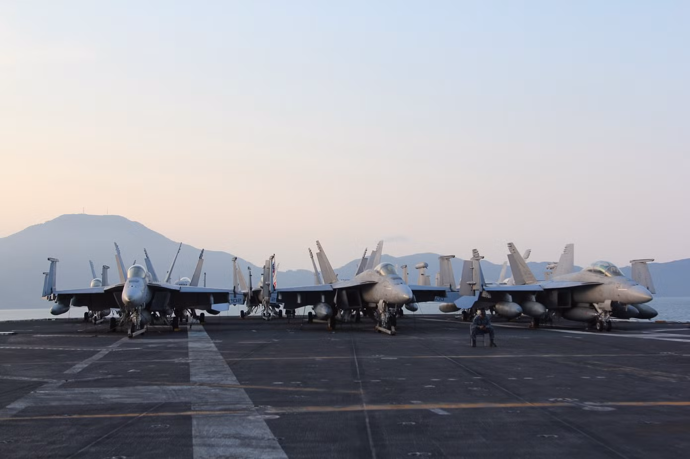 Cận cảnh kho vũ khí 'khủng' trên tàu sân bay USS Carl Vinson ở Đà Nẵng ảnh 12