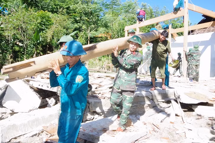 Hàng trăm chiến sĩ quân đội giúp dân sau lũ ảnh 2