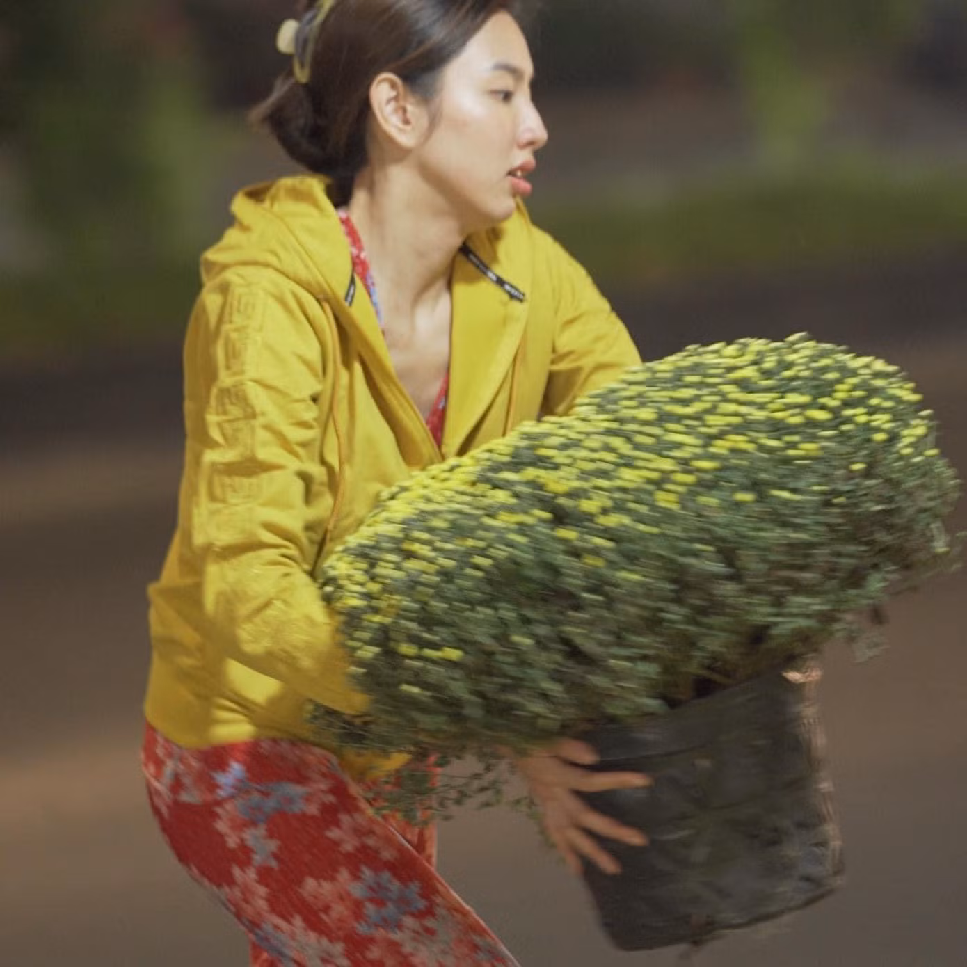 Thùy Tiên thực hiện công việc bán hoa trưng Tết đầy nặng nhọc.