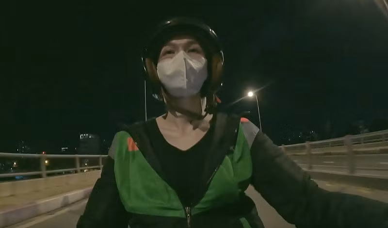 Thùy Tiên hóa thân thành xe ôm công nghệ trong dự án "Đu đêm".