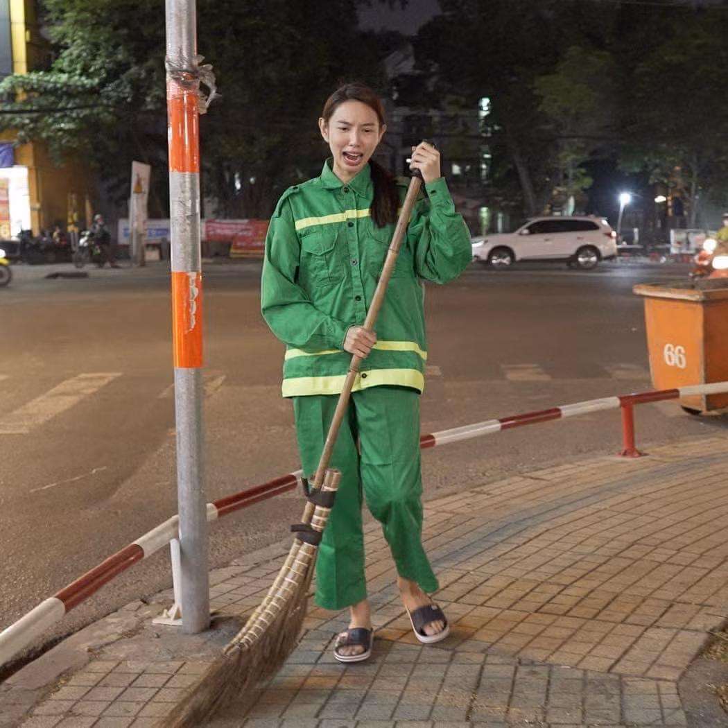 Thùy Tiên trải nghiệm một buổi làm công nhân vệ sinh môi trường.