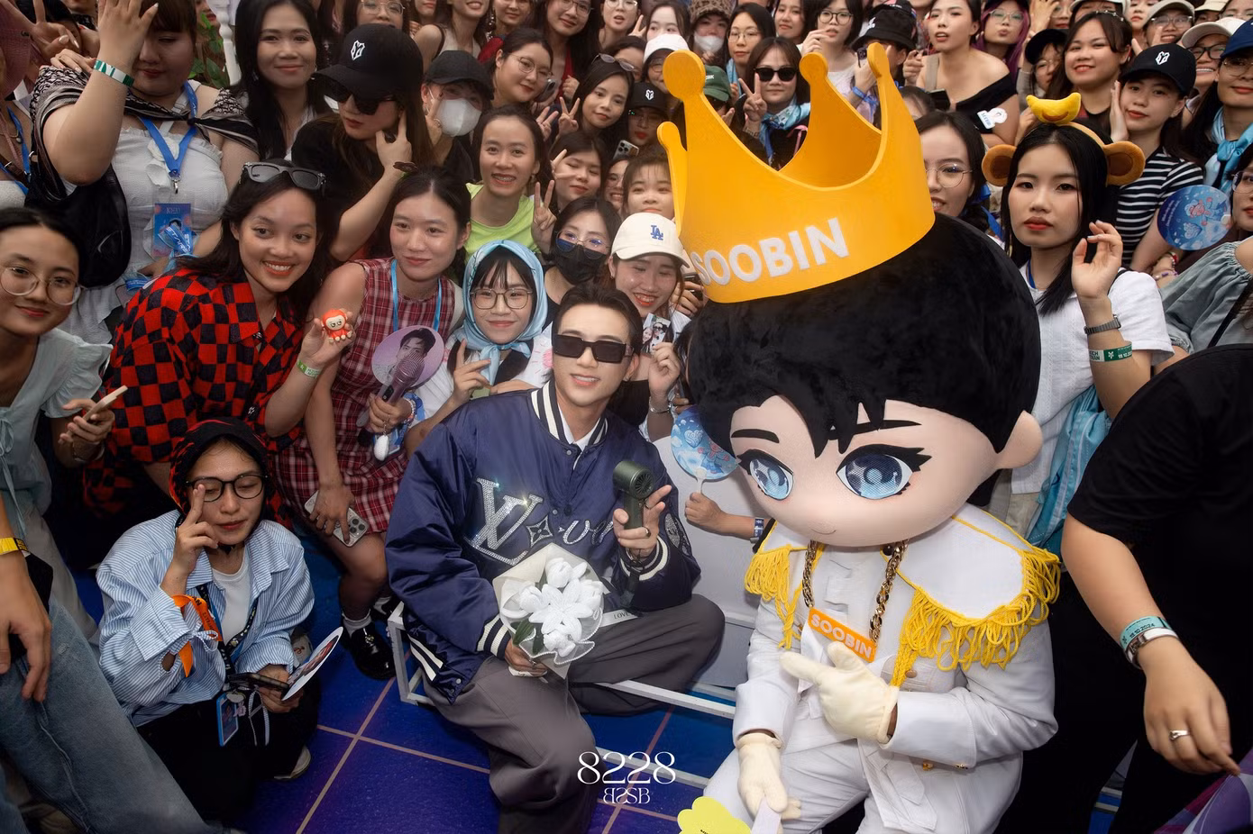 Soobin check-in tại booth quáng cáo do fan thực hiện. Ảnh: 8228.