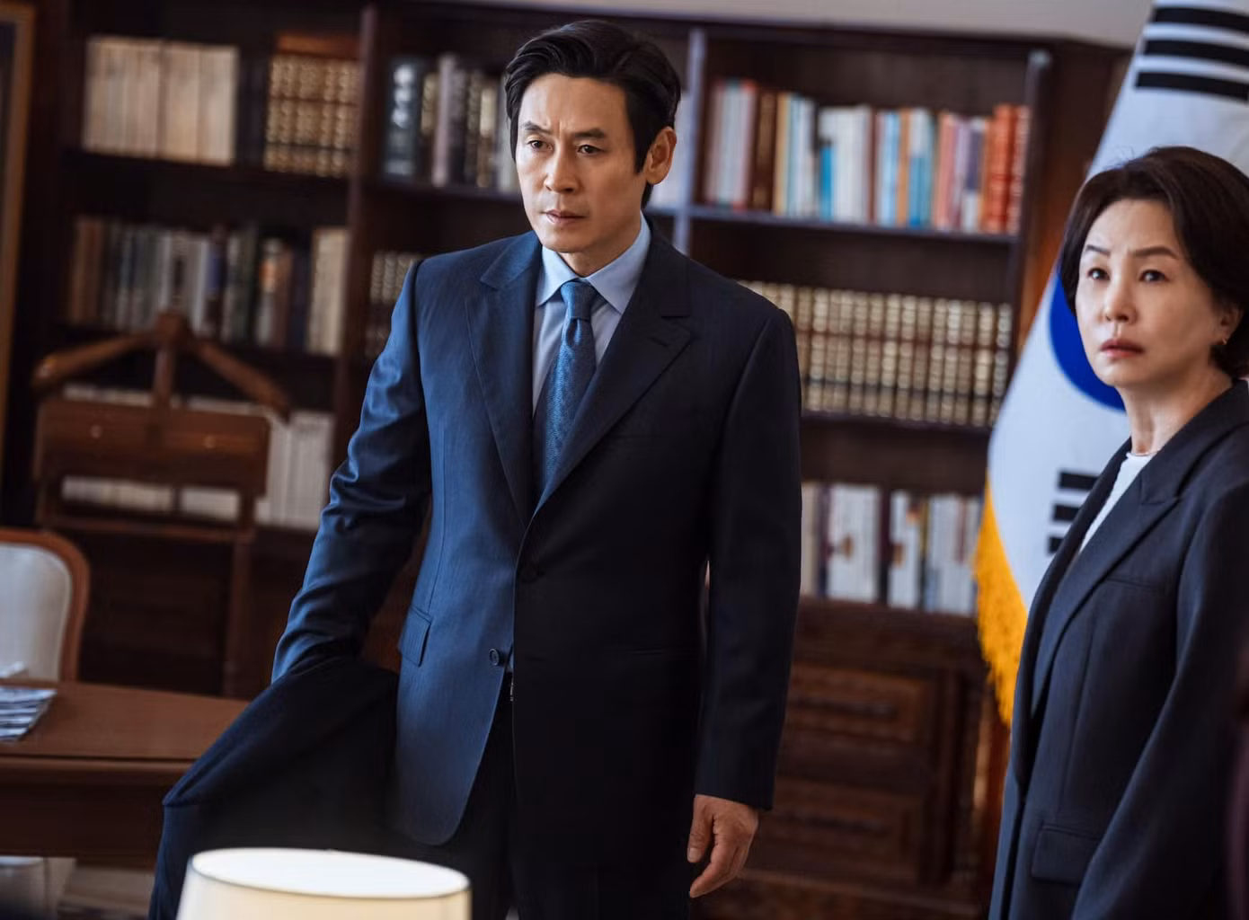 Hai nhân vật chính Kim Hee Ae và nam diễn viên Sul Kyung Gu. The Whirlwind là phim truyền hình đầu của Sul Kyung Gu sau 30 năm làm nghề.