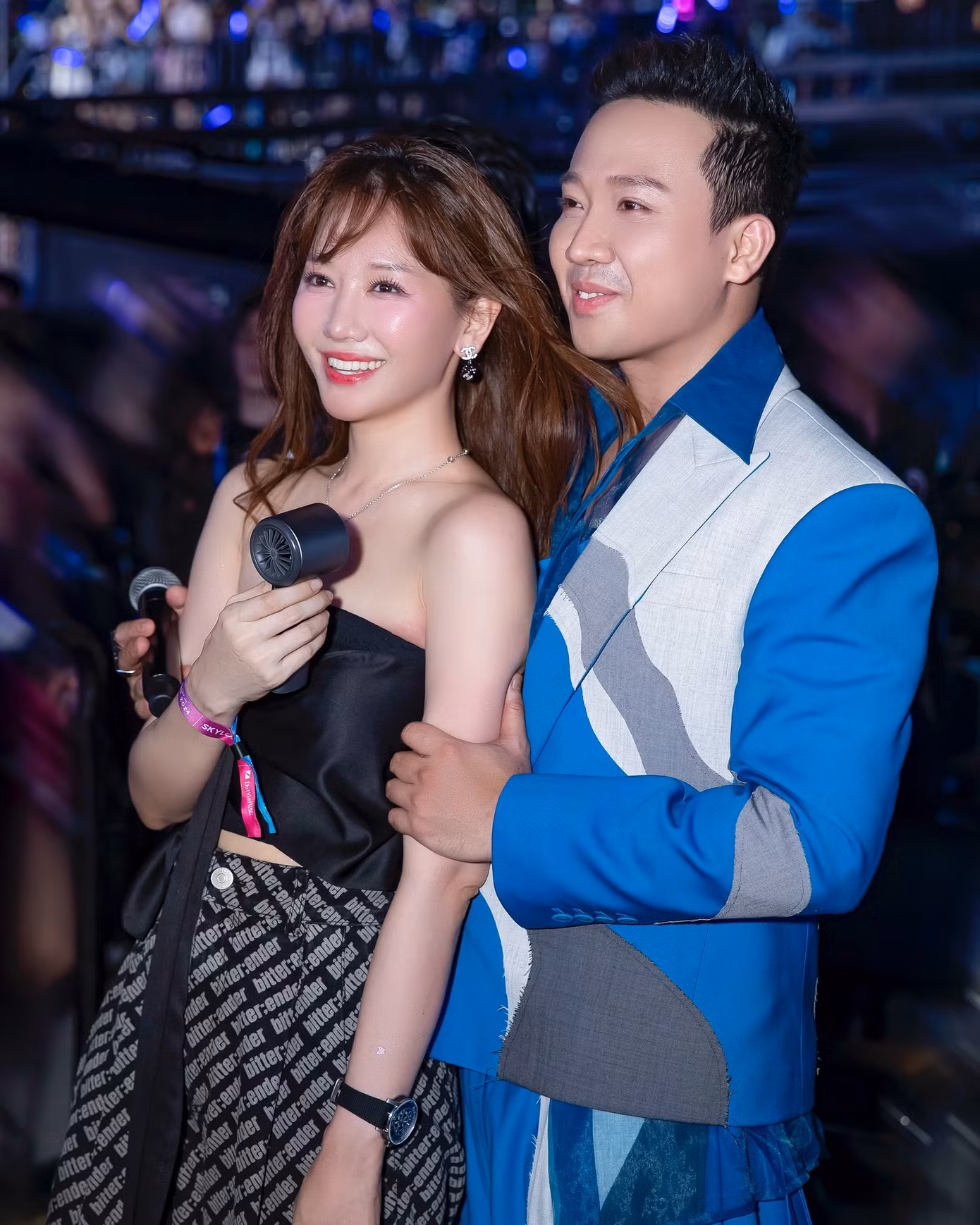 Hai nghệ sĩ quấn quýt trong đêm nhạc hoành tráng thu hút hàng chục nghìn khán giả tham dự. Trấn Thành giữ vai trò MC trong game show dành cho 30 nghệ sĩ trẻ.