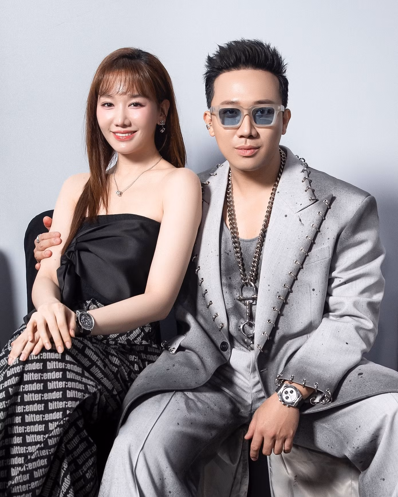 "Chồng tôi ngủ có hơn một tiếng đồng hồ là phải dậy sớm để đi quay phim. Không biết là mình đang sống chung với ai nữa? Rõ ràng là mình kết hôn, mình ở chung mà mình không thấy chồng mình luôn. Có bà vợ nào như tôi không?”, Hari Won chia sẻ khi Trấn Thành trong thời gian ghi hình cho hai show Anh trai say hi, Our song Việt Nam.
