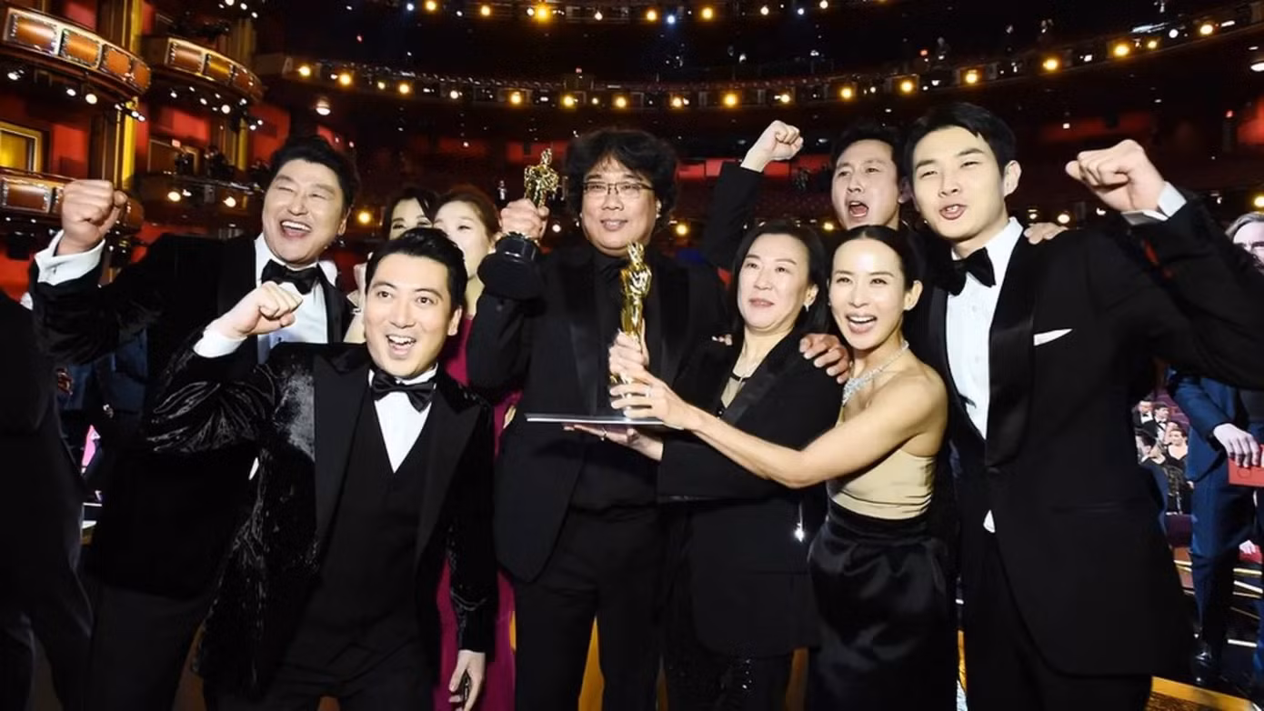 Dàn diễn viên của Ký sinh trùng ăn mừng tại lễ trao giải Oscar 2020 sau khi bộ phim giành giải Phim hay nhất. Ảnh: Getty. Dàn diễn viên của Ký sinh trùng ăn mừng tại lễ trao giải Oscar 2020 sau khi bộ phim giành giải Phim hay nhất. Ảnh: Getty.