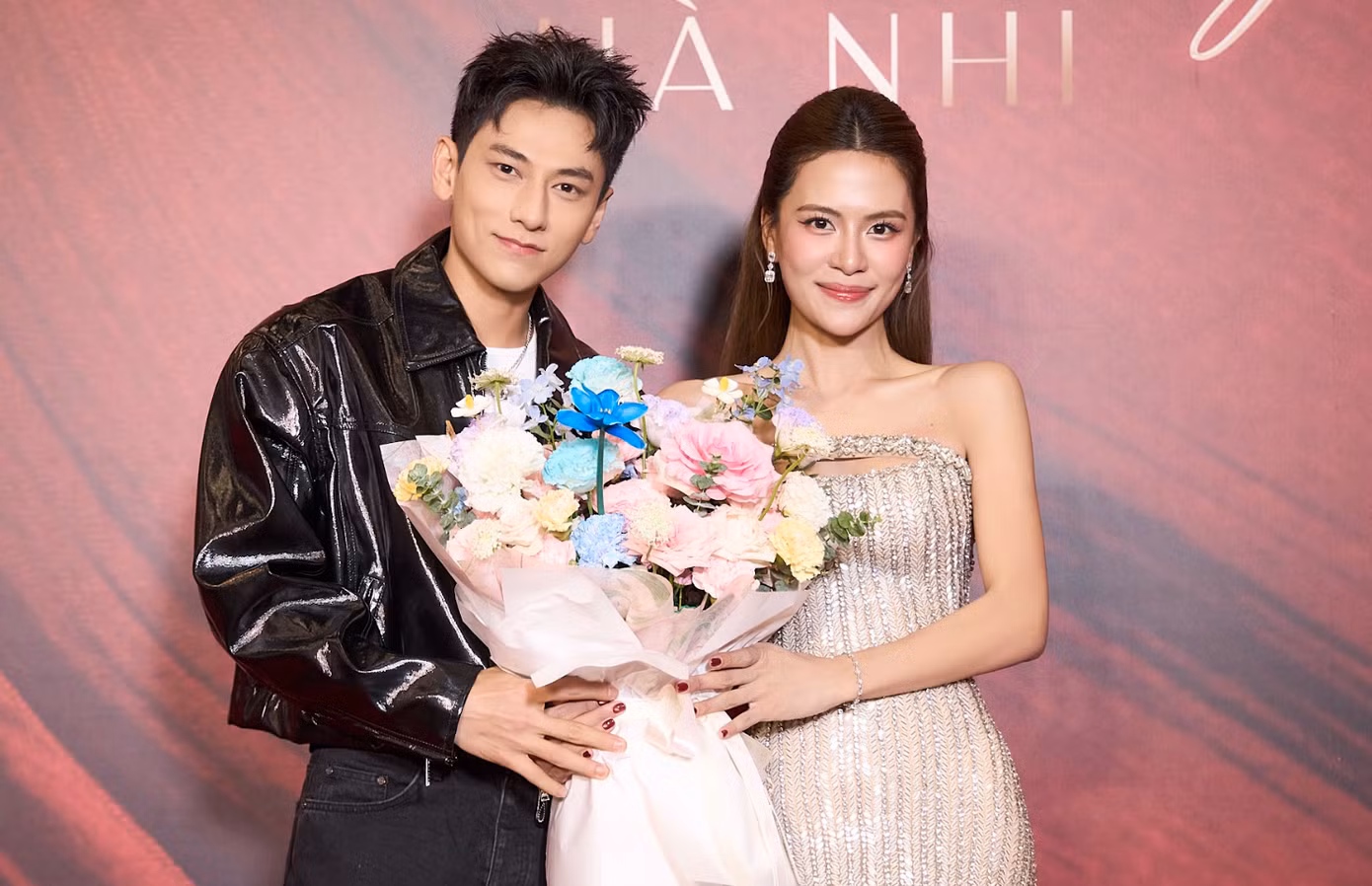 Đồng nghiệp đến ủng hộ Hà Nhi.