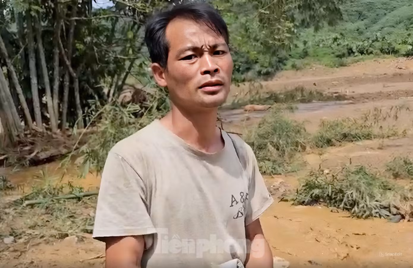 May mắn thoát nạn nhưng anh Hoàng Văn Thới phải trải qua nỗi đau tận cùng khi mất đi 5 người thân. Thi thể con trai anh đến nay vẫn chưa tìm thấy. Ảnh: Hân Nguyễn.