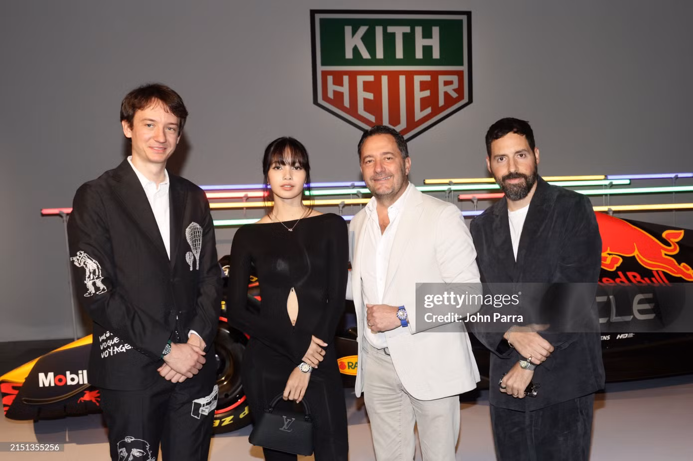Bạn trai cùng Lisa chụp hình cùng Julien Tornare - CEO mới của TAG Heuer và Ronnie Fieg - nhà sáng lập thương hiệu Kith (từ trái sang). Ảnh: Getty.