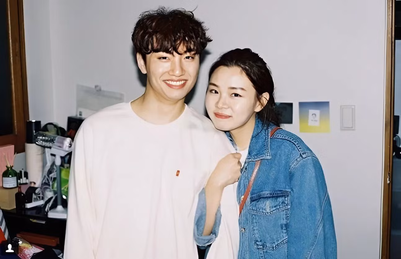 Ca sĩ Yoon Ddan Ddan (trái) và vợ cũ Eun Jong.