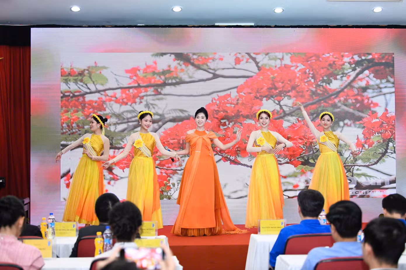 Tại sự kiện, nữ ca sĩ Hà Myo - Gương mặt trẻ Việt Nam tiêu biểu năm 2022 - mang đến những tiết mục đặc sắc khuấy động sân khấu Lễ trao giải.