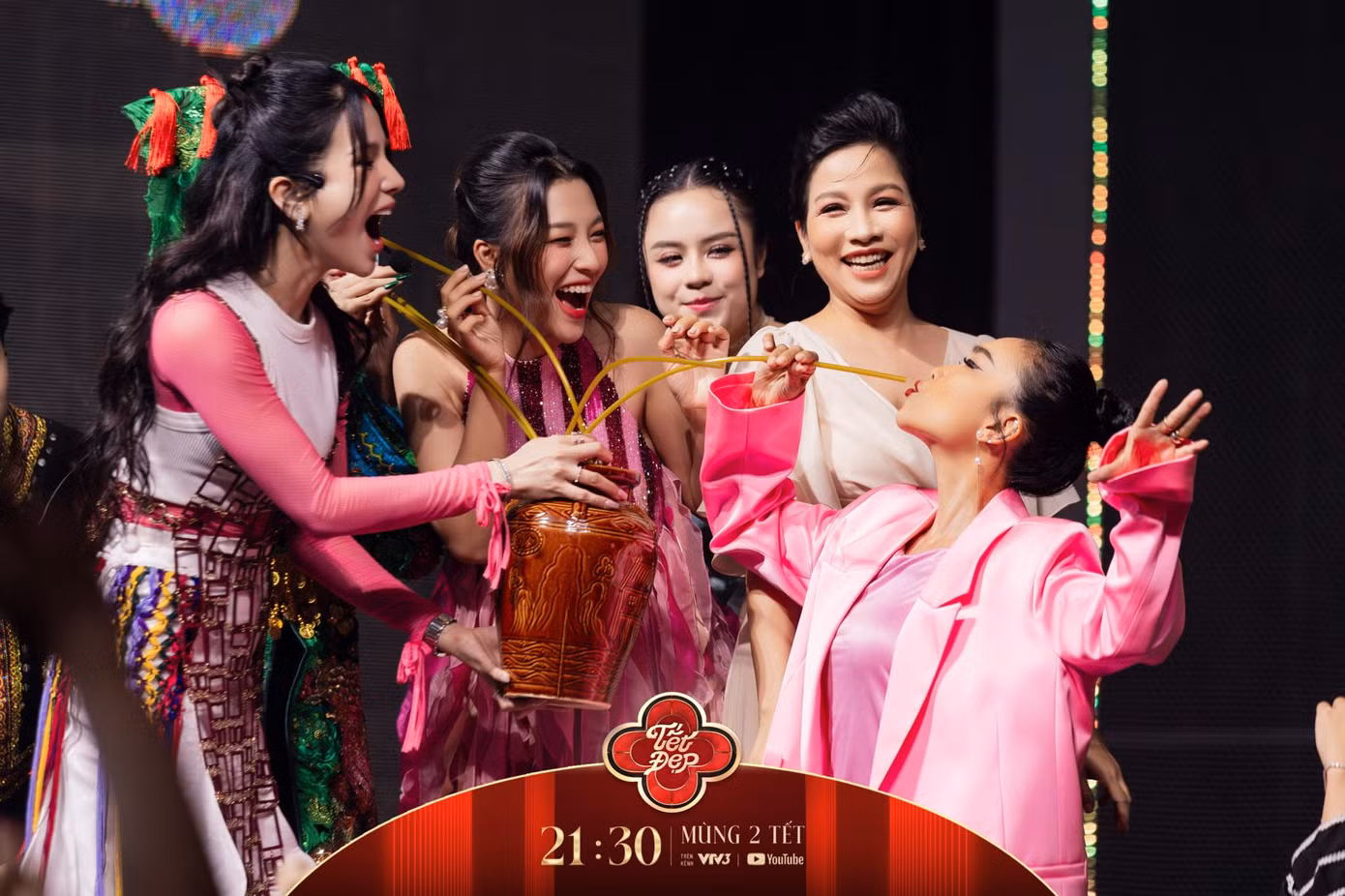 Dàn chị đẹp quy tụ tại show Tết đẹp tối mùng 2 Tết Giáp thìn.