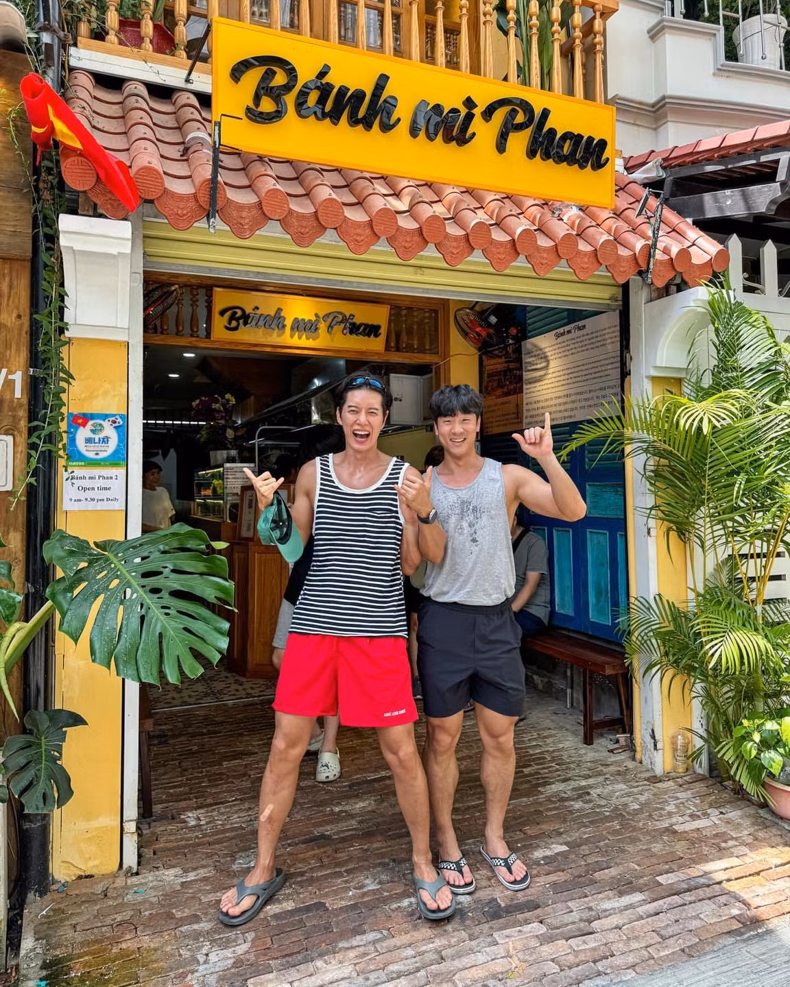 Park Hae Jin cùng nhóm bạn khám phá Nha Trang.
