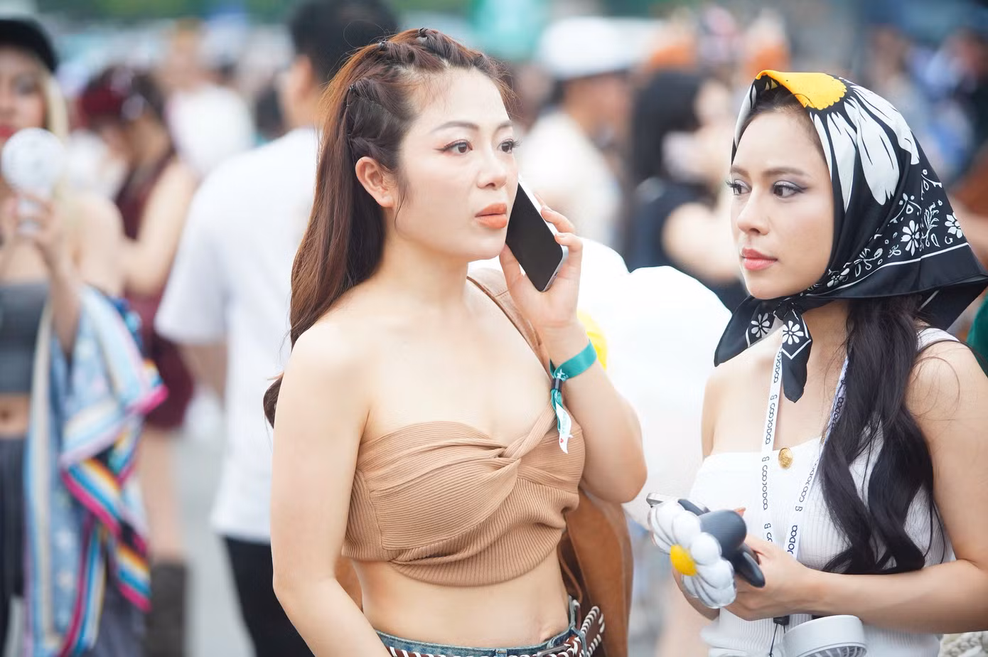Thời tiết Hà Nội khá mát mẻ, nhiều fan nữ chọn đồ sexy khoe vóc dáng đến cổ vũ dàn sao Kpop.