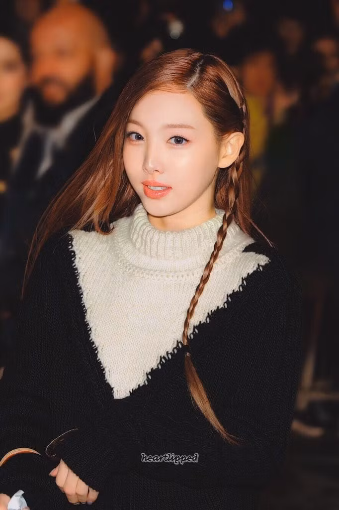 Cùng ngày 5/3 (giờ địa phương), Nayeon (Twice) có mặt tại show diễn Louis Vuitton, đánh dấu bước tiến mới trong lĩnh vực thời trang của nữ ca sĩ.