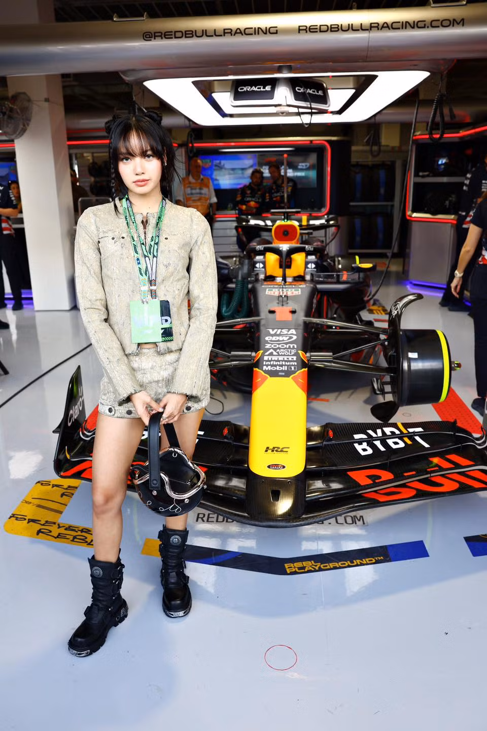 Nữ thần tượng nhóm BlackPink tham dự giải đua xe F1 Miami Grand Prix 2024. Nhiều fan ngạc nhiên khi thấy Lisa trong đám đông vì cô không phải là fan của giải đua xe Công thức 1.