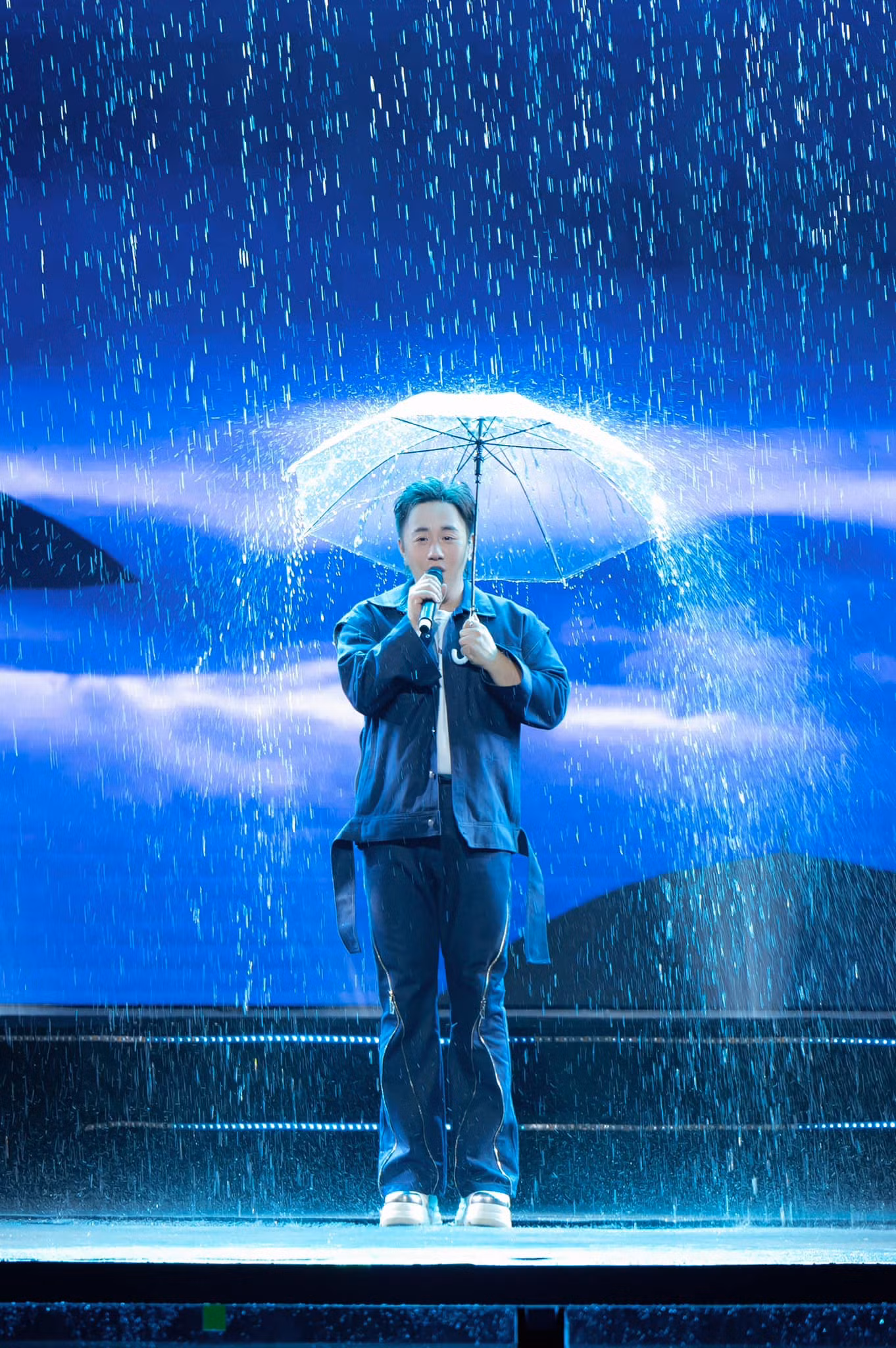 Sân khấu đầu tư của Trung Quân trong đêm concert gần 10.000 khán giả.