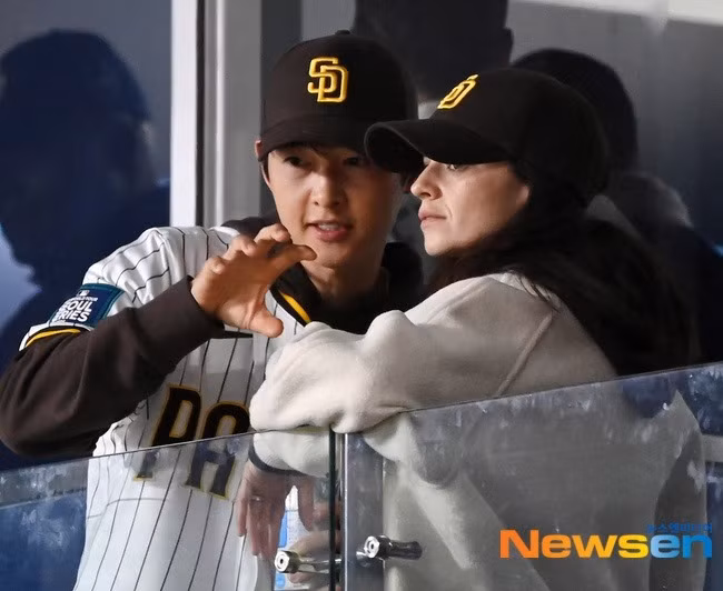 Song Joong Ki cùng vợ Katie Louise Saunders. Ảnh: Newsen, Osen.