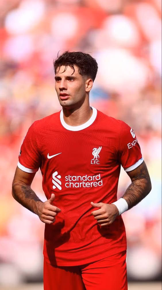 Liverpool ký hợp đồng với Szoboszlai từ RB Leipzig vào tháng 7/2023 bằng cách kích hoạt điều khoản giải phóng. Lữ đoàn đỏ cũng đã trao cho tiền vệ này chiếc áo số 8 huyền thoại của cựu đội trưởng Steven Gerrard ngay sau khi người tiền nhiệm là Naby Keita gây thất vọng và rời Anfield. Szoboszlai đã mặc áo số 17 ở RB Leipzig và mặc áo số 10 cho Hungary.