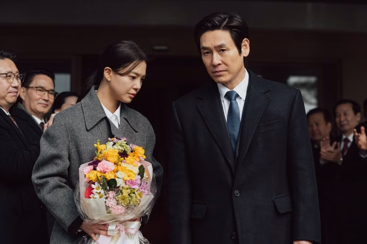 Hai nhân vật chính Kim Hee Ae và nam diễn viên Sul Kyung Gu. The Whirlwind là phim truyền hình đầu của Sul Kyung Gu sau 30 năm làm nghề.