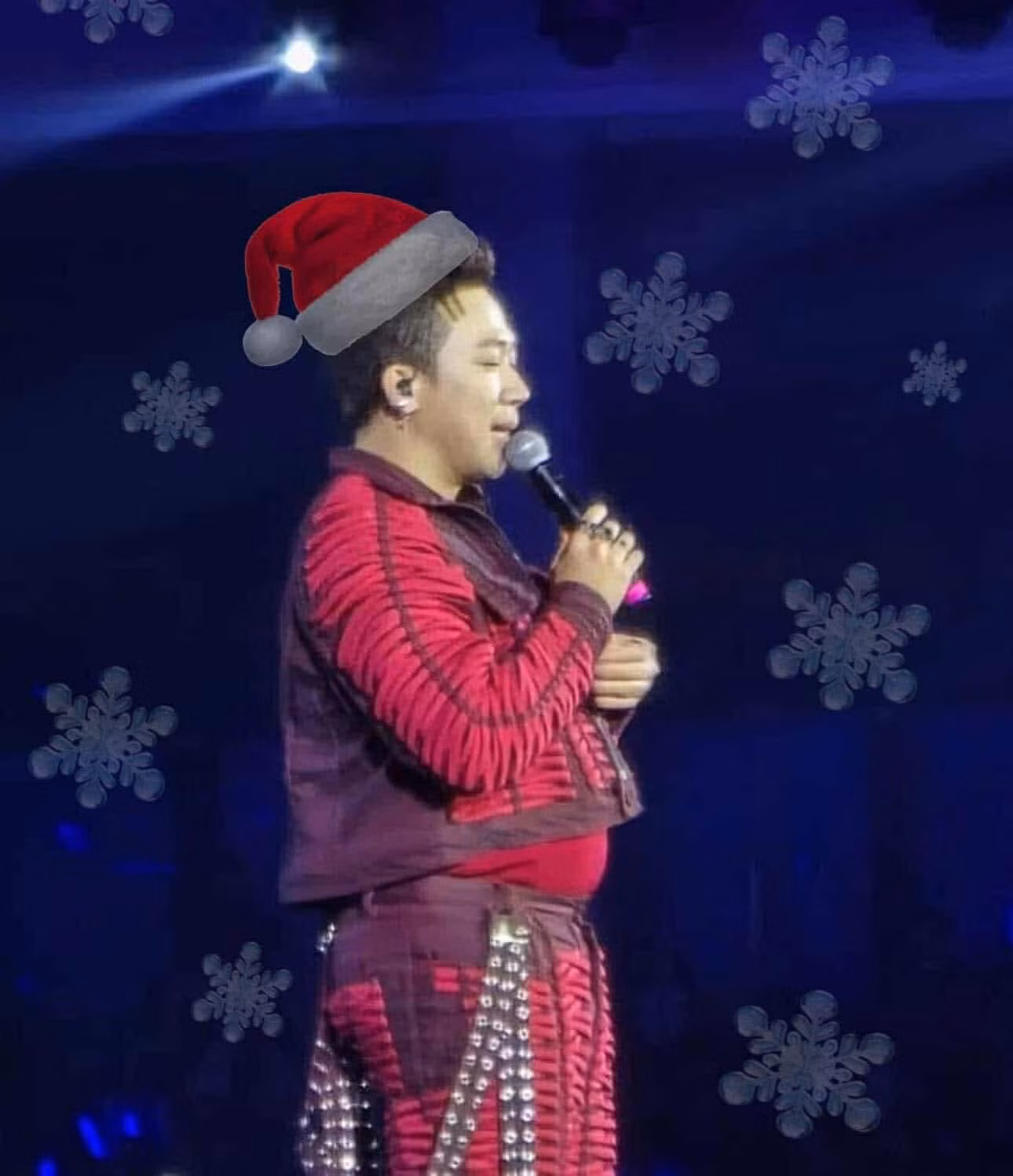 Trấn Thành tự đăng bức hình chế thành ông già Noel lộ "bụng mỡ".