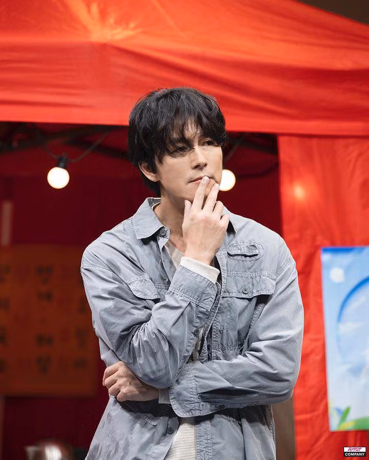 Hình ảnh độc thân vẫn luôn là điều nam diễn viên đề cập đến lâu nay. Tại talk show của Sung Si Kyung năm 2023, khi nhận được câu hỏi vì sao chưa kết hôn, Jung Woo Sung giải thích đã bỏ lỡ thời điểm kết hôn. “Không phải là tôi chọn không kết hôn. Tôi không thể kết hôn. Tôi đã bỏ lỡ cơ hội đó… Thật buồn khi trở thành người nổi tiếng. Chúng ta cũng là con người, nhưng chỉ vì nổi tiếng mà hẹn hò là điều không thể”.