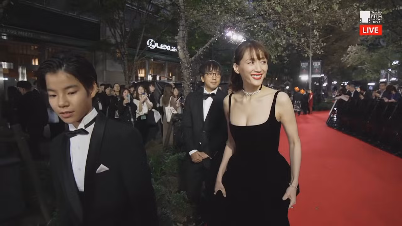 Sao nữ "quyến rũ nhất Nhật Bản" nổi bật tại sự kiện. Mỹ nhân 39 tuổi có lượng fan đông đảo, tên tuổi của cô gắn liền với nhiều tác phẩm như Tiếng gọi tình yêu giữa lòng thế giới, Bạch dạ hành, Đi trong đêm trắng, Thiên đường và địa ngục: Hoán đổi linh hồn…