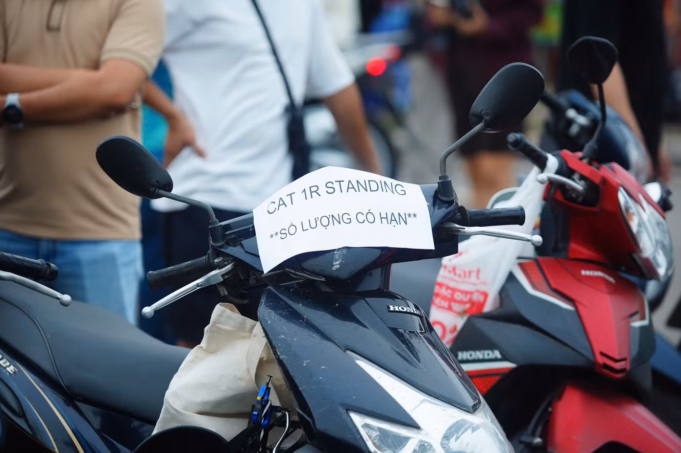 Dù giá vé được rao bán tại cổng sân vận động Mỹ Đình thấp hơn giá gốc nhưng vẫn ế.