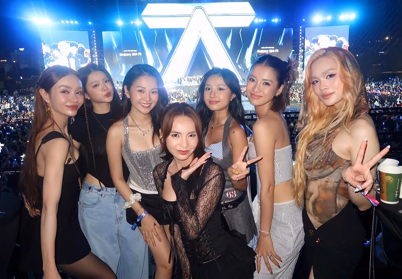 Nhiều nữ nghệ sĩ trẻ tụ hội trong đêm nhạc như Thảo Trịnh, Tam Triều Dâng, Linh Ka, Trình Mỹ Duyên... Ở thảm đỏ, MC Võ Tấn Phát "lỡ miệng" giới thiệu đây là những "em xinh" khiến khán giả bán tín bán nghi đây có thể là những cái tên xuất hiện trong show Em xinh say hi.