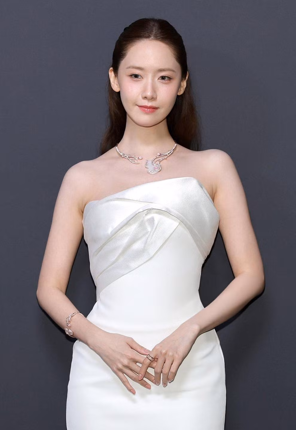 Tạo hình của Yoona trong buổi tiệc tối thuộc khuôn khổ liên hoan phim Cannes.