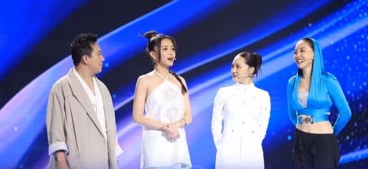 Ba cố vấn cố định Ca sĩ mặt nạ mùa 2 gồm: Trấn Thành, Bích Phương, Tóc Tiên. Mỗi tập có thêm một cố vấn khách mời.