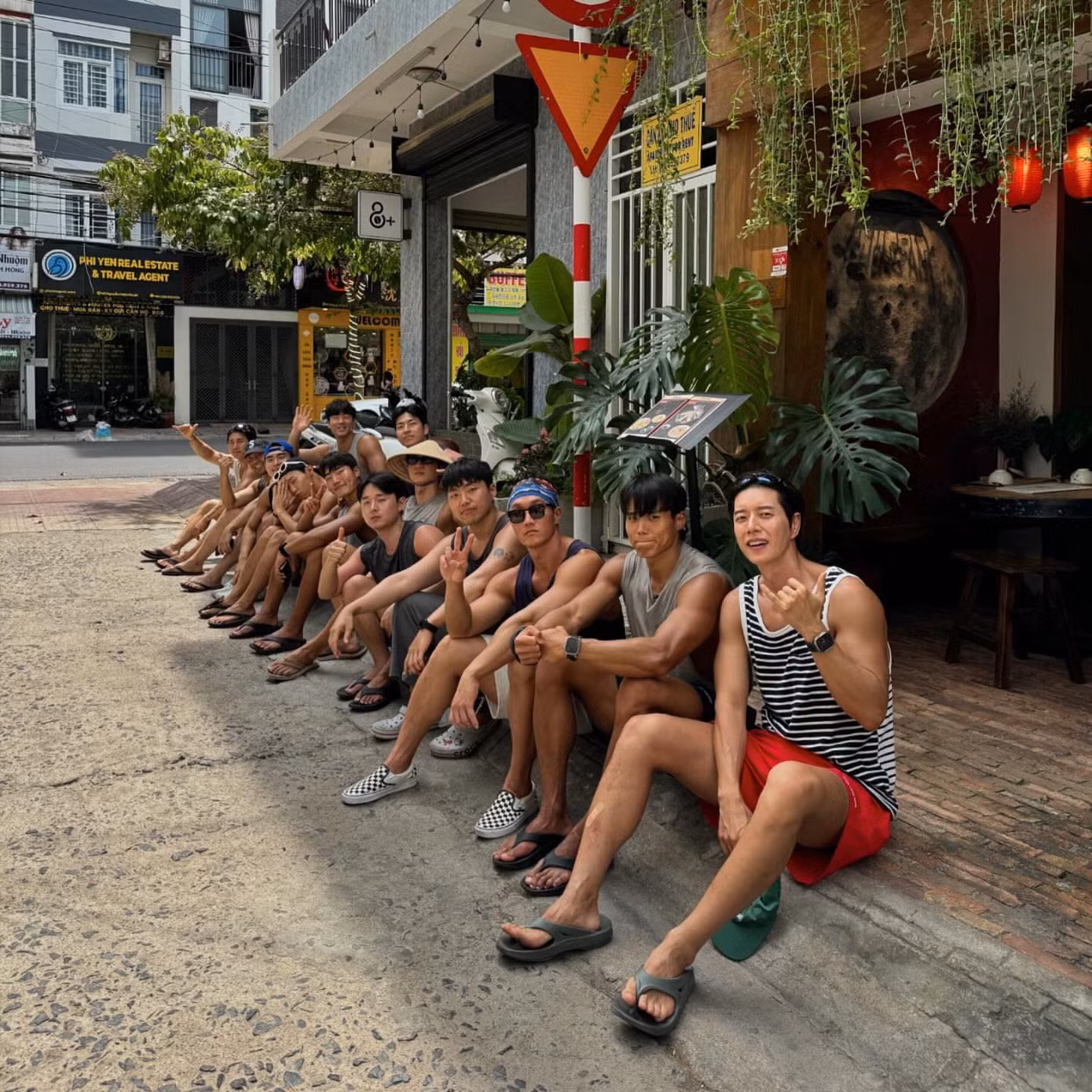 Park Hae Jin cùng nhóm bạn khám phá Nha Trang.