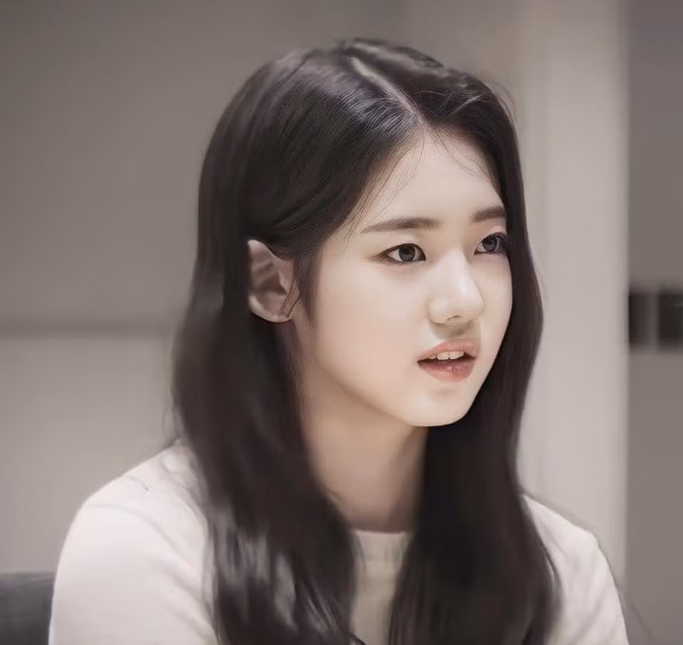 Bắt đầu thực tập tại YG Entertainment từ năm 2019, Rora có kinh nghiệm hoạt động nghệ thuật từ nhỏ. Nữ thần tượng sinh tên thật là Lee Da In, sinh năm 2008, từng tham gia nhóm nhạc thiếu nhi U.SSO GIRL cùng Hyein (NewJeans). Ngoài ra, cô còn góp mặt trong nhiều show tạp kỹ tại Hàn Quốc. Nhiều người cho rằng Rora sẽ đảm nhận vị trí hát chính khi Baby Monster ra mắt.