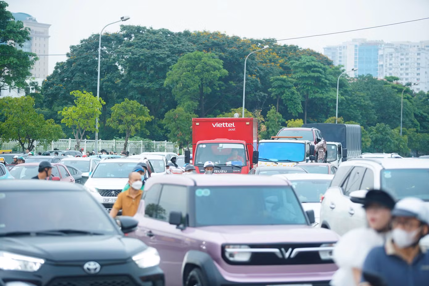 Các phương tiện nối đuôi nhau, ùn ùn đổ về sân vận động Mỹ Đình.