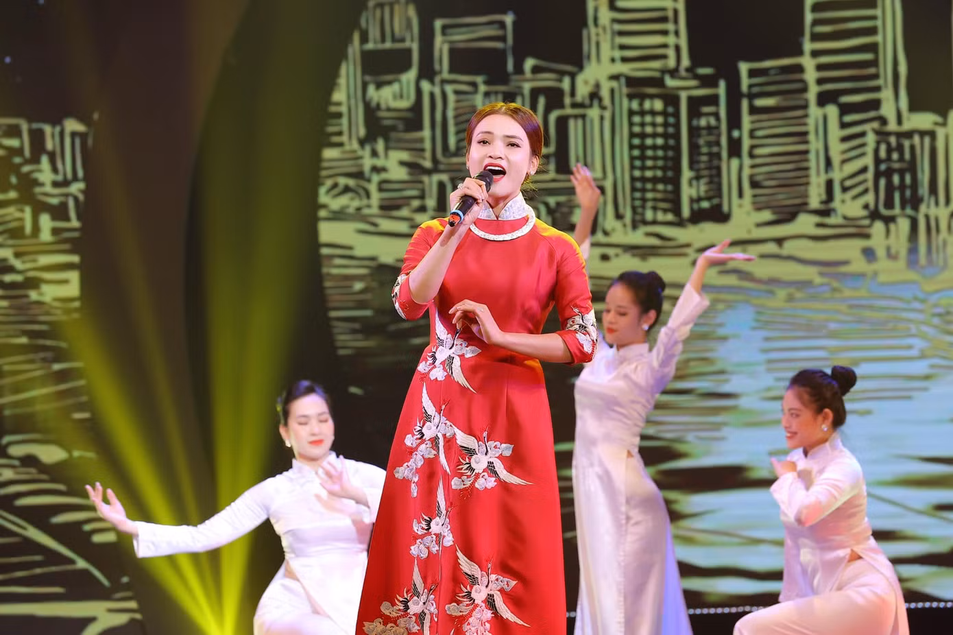 Trưởng thành từ đoàn ca múa kịch Hương Sen ở quê nhà và có bệ phóng Sao Mai, Phương Thảo đến gần hơn với công chúng và tỏa sáng nhờ tài năng. Đắt show ở khu vực phía Bắc, hành trình nghệ thuật của cô được nhiều đàn anh, đàn chị trong nghề giúp đỡ như diva Thanh Lam, Trọng Tấn…