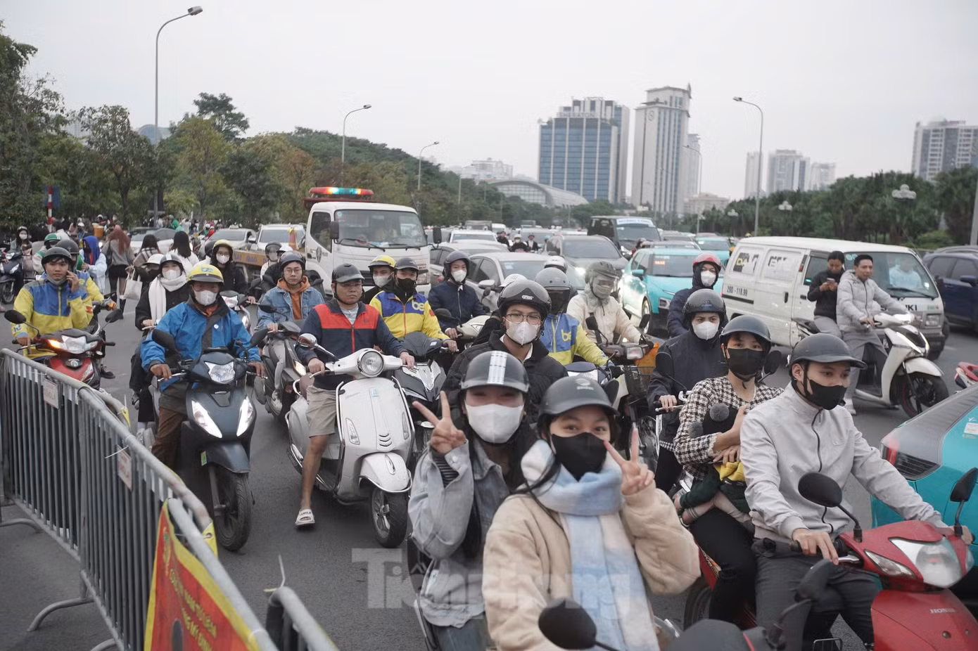 Từ 17h, lượng phương tiện giao thông đổ về đường Lê Quang Đạo, quận Nam Từ Liêm, Hà Nội, hướng về sân vận động Quốc gia Mỹ Đình đông đúc hơn so với các khung giờ trước. Một phần đường lập rào chắn nên xe máy, ô tô di chuyển khó khăn.