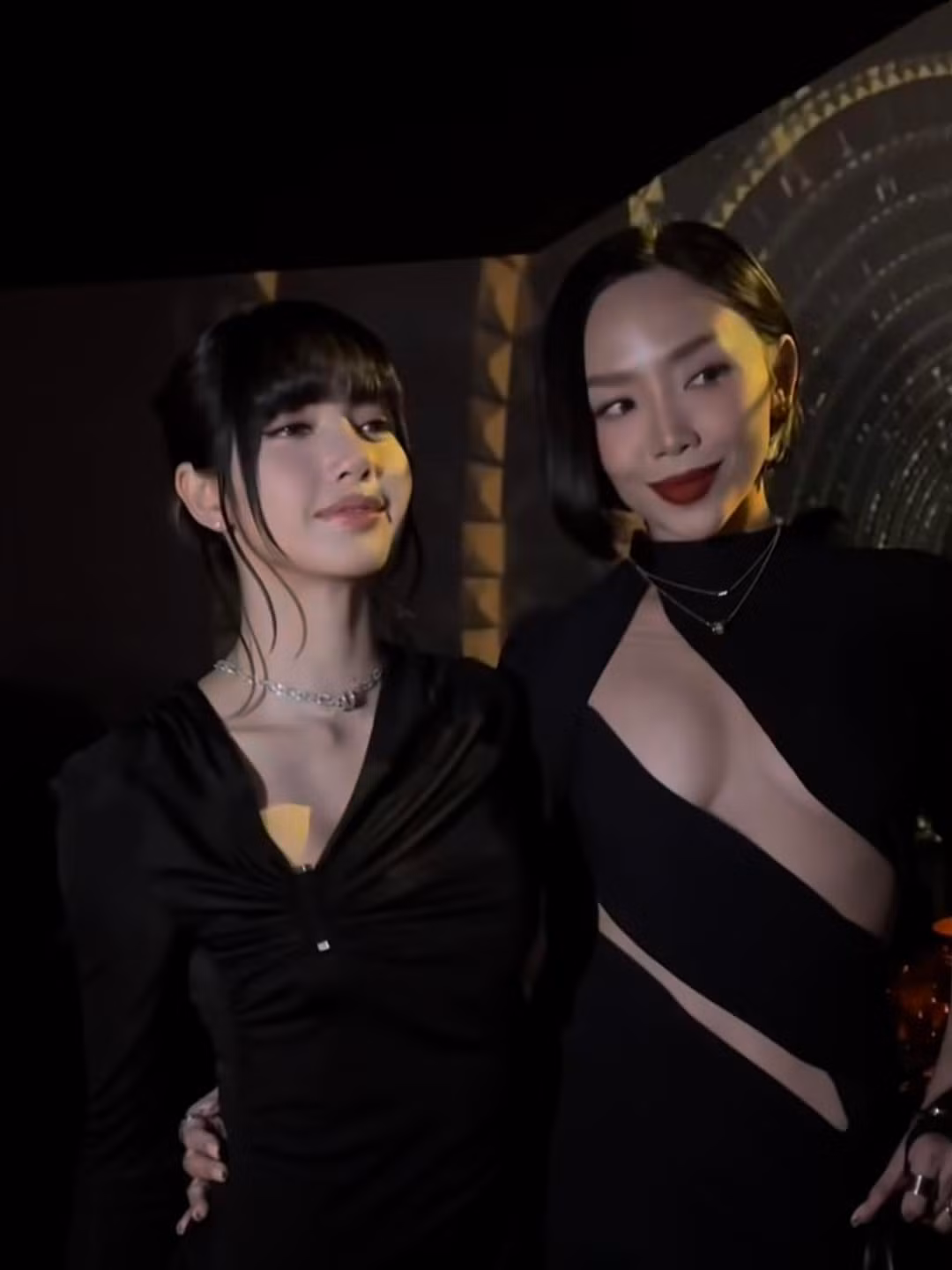 Nhiều khán giả nhận xét nghệ sĩ Việt Nam sắc sảo, gợi cảm, một chín một mười so với ca sĩ gốc Thái Lan.