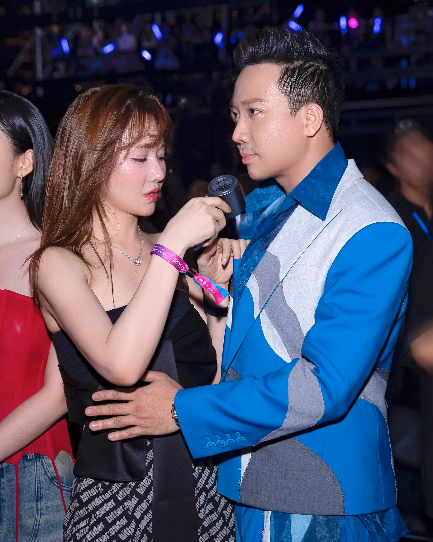 Hai nghệ sĩ quấn quýt trong đêm nhạc hoành tráng thu hút hàng chục nghìn khán giả tham dự. Trấn Thành giữ vai trò MC trong game show dành cho 30 nghệ sĩ trẻ.