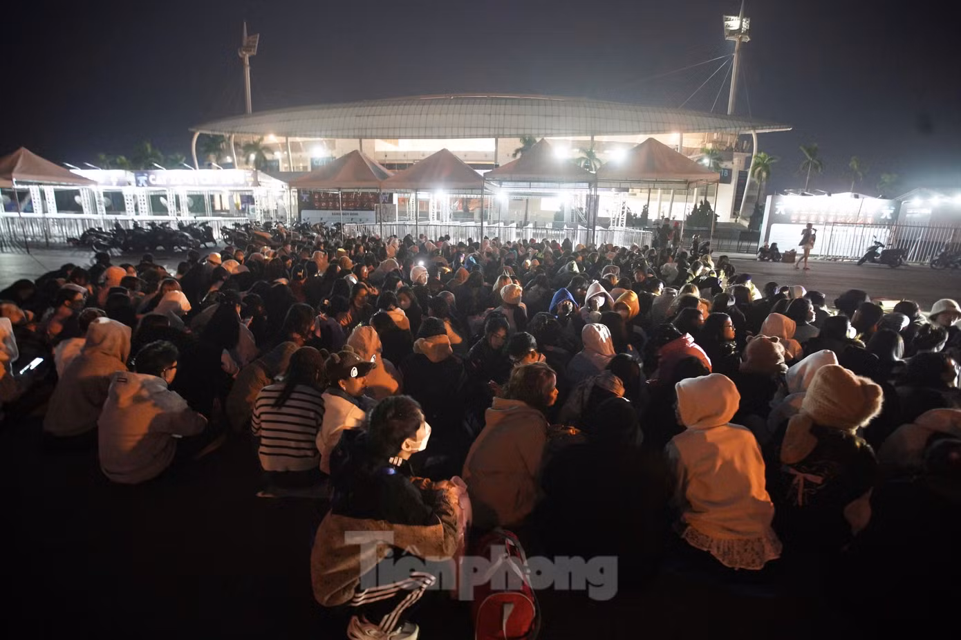 Loạt ảnh ghi nhận lúc 5h sáng, nhiều bạn trẻ bất chấp cái lạnh, ngồi co ro, có người nằm hẳn xuống đường chờ ban tổ chức mở cửa, đổi vé vào cổng.