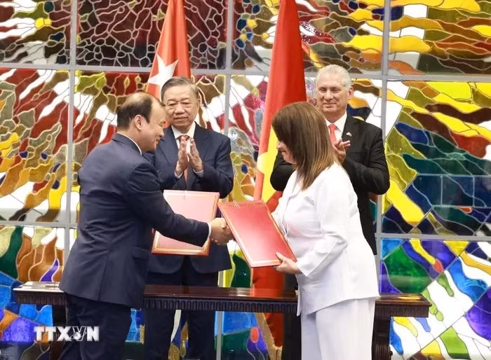 Tổng Bí thư, Chủ tịch nước Tô Lâm và Bí thư thứ nhất Đảng Cộng sản Cuba, Chủ tịch Cuba Miguel Diaz Canel Bermudez chứng kiến Lễ ký kết văn kiện hợp tác giữa Tạp chí Cộng sản với Tạp chí Cuba Xã hội chủ nghĩa. (Ảnh: Lâm Khánh/TTXVN)