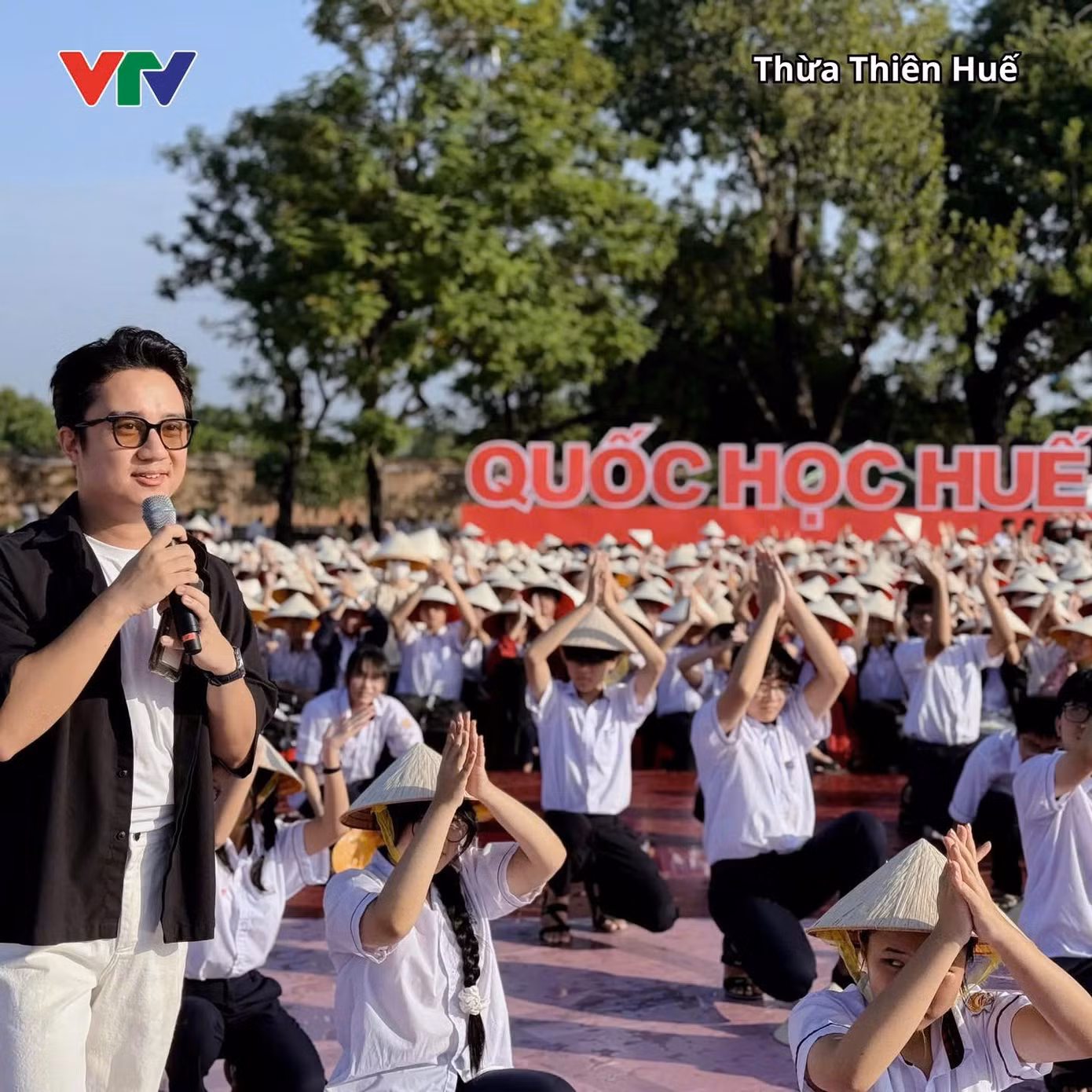 MC Sơn Lâm tại điểm cầu Huế được đặt ở Quảng trường Ngọ môn - Đại nội Huế.