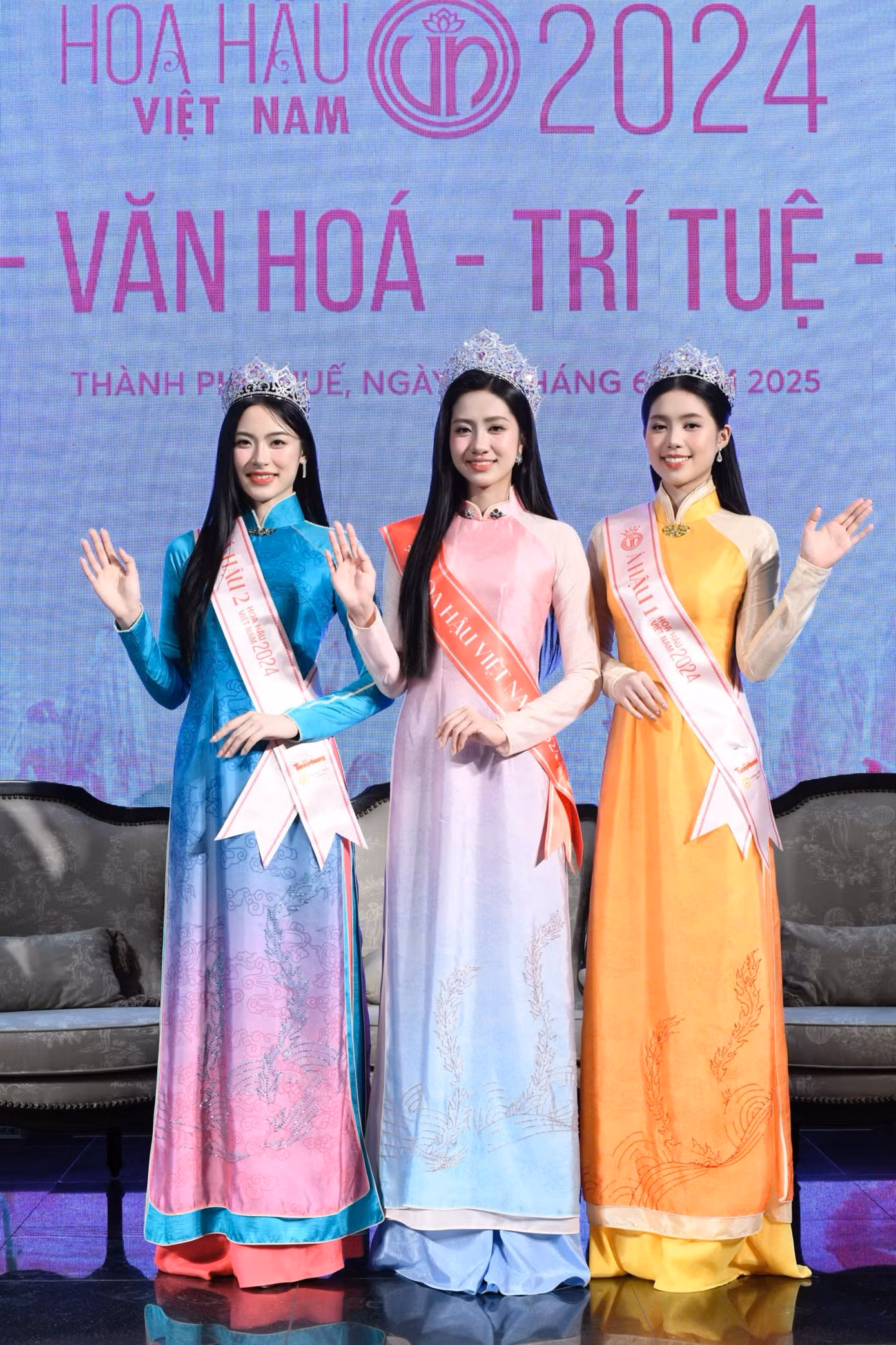 Vài giờ sau đăng quang, top 3 Hoa hậu Việt Nam 2024 có buổi giao lưu trực tuyến đầu tiên với độc giả báo Tiền Phong ngày 28/6 tại TP Huế. Sau đó, 3 người đẹp tiếp tục có buổi họp báo sau đăng quang diễn ra tại trụ sở Ủy ban Nhân dân TP Huế.