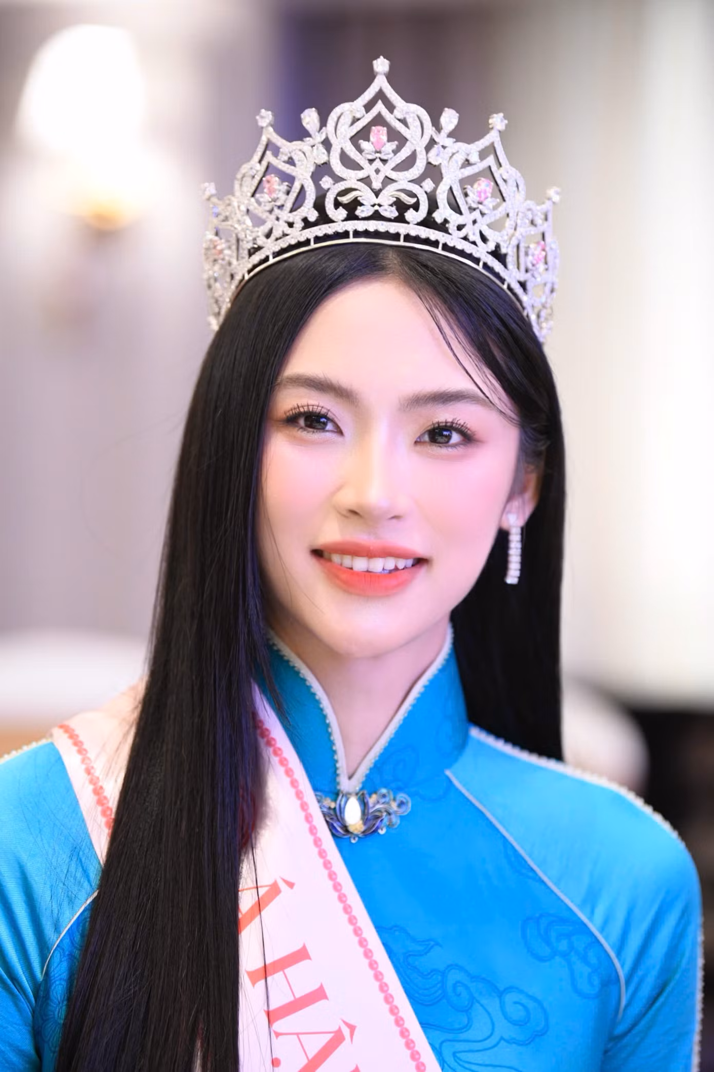 Vân Nhi nói được đại gia đình nhiệt tình ủng hộ từ quê nhà Hải Phòng. Ngày tổ chức họp báo chung kết Hoa hậu Việt Nam 2024, hình ảnh 6 chiếc xe in hình của cô chạy trên đường TP Huế viral trên mạng xã hội, là động lực giúp cô hoàn thiện hơn.