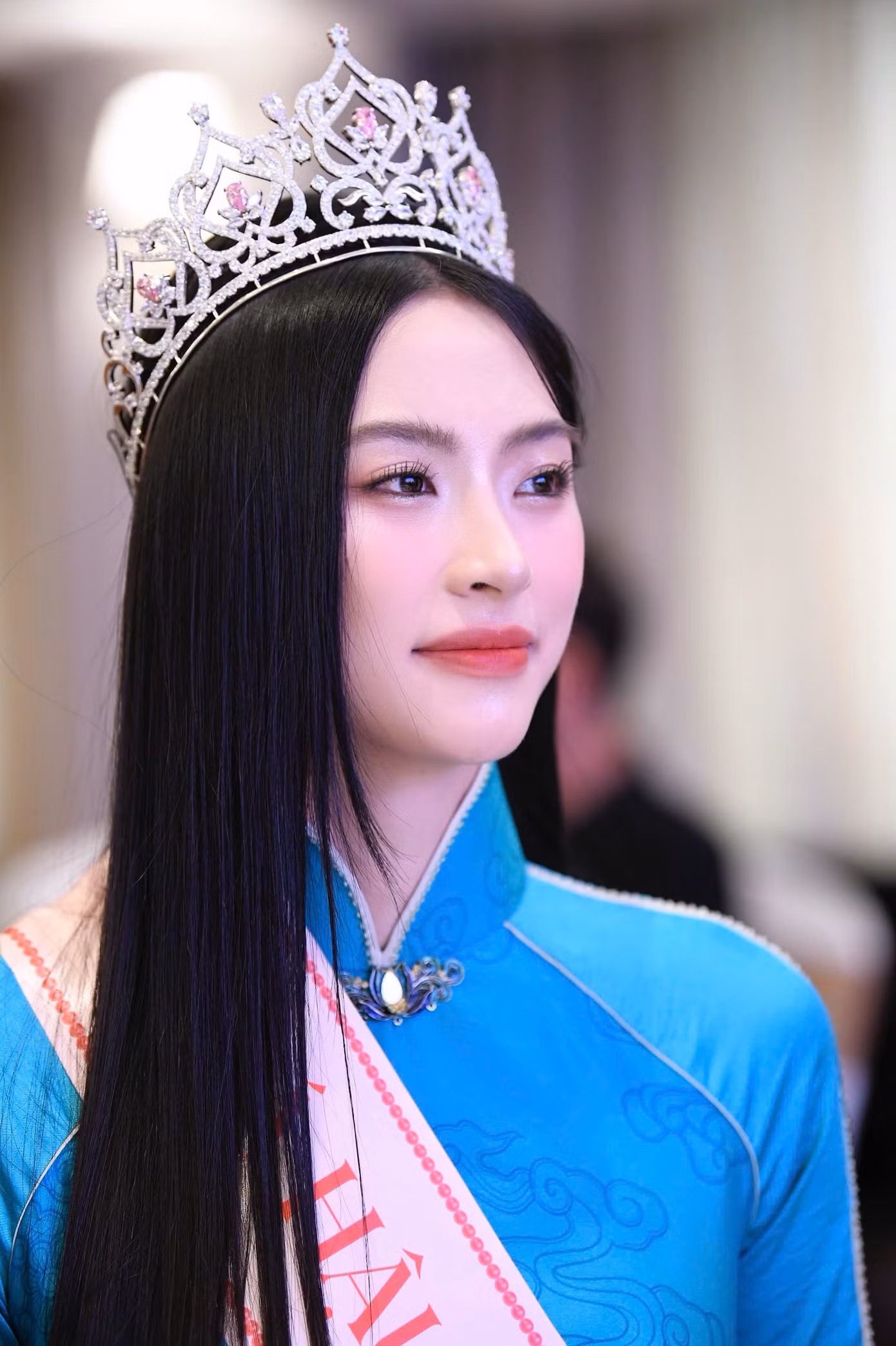 Trên nền tảng TikTok, Á hậu Vân Nhi được nhiều khán giả ưu ái gọi là “bạch nguyệt quang” - cụm từ mang nghĩa ánh trăng sáng, dùng để chỉ người mình thích, đẹp nhưng không chạm đến được.